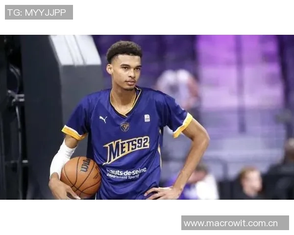 名嘴点评文班亚马身体变化超预期展现强壮实力